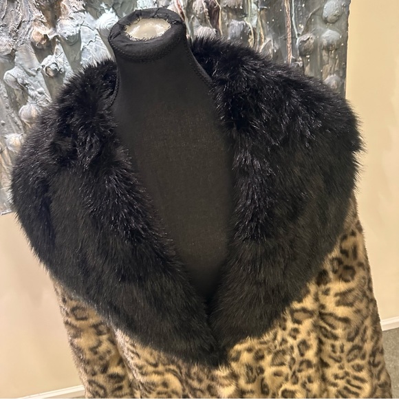 Leopard Print 2-3X Faux Fur Jacket with Black Collar - Picture 2 of 15